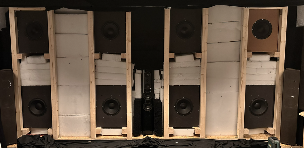 Front des Kinos ohne Leinwand mit sichtbaren Akustikmaßnahmen