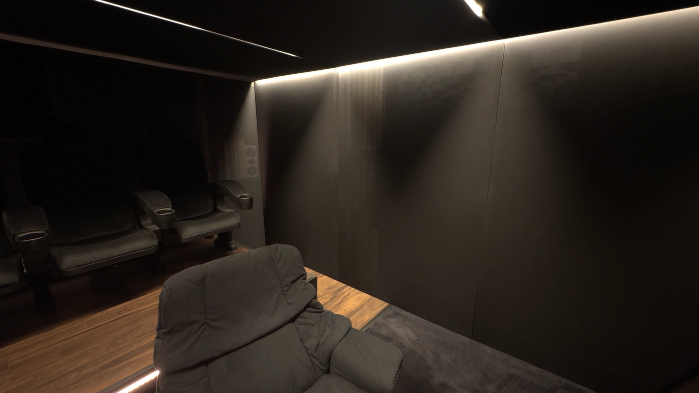 Seitliche Akustikwand mit indirektem Licht und Lounge-Sesseln
