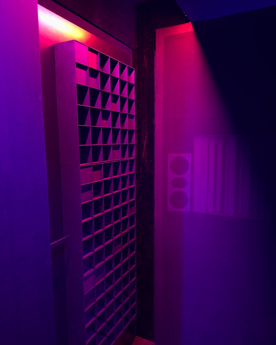 Diffusor-Struktur mit magentafarbenem und blauem Licht
