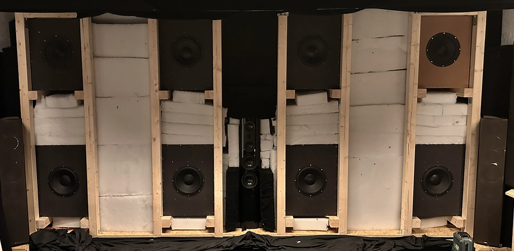 Geöffnete Frontwand mit Lautsprechern und Subwoofern