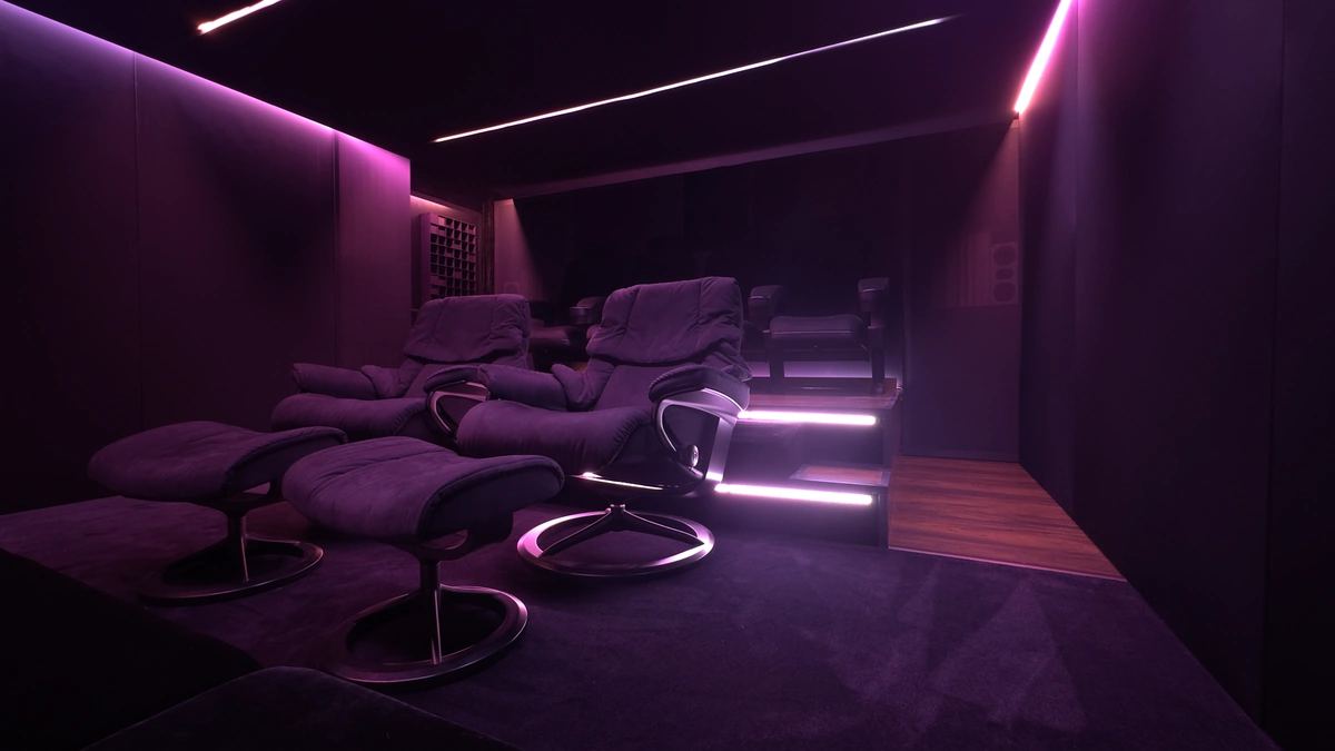 Blick entlang der Lounge-Sessel mit magentafarbenem Licht
