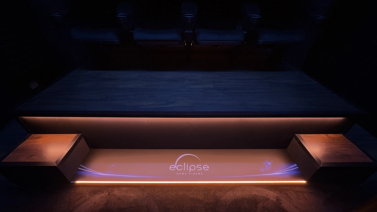 Front des Podests mit indirekter Beleuchtung und eclipse Signet