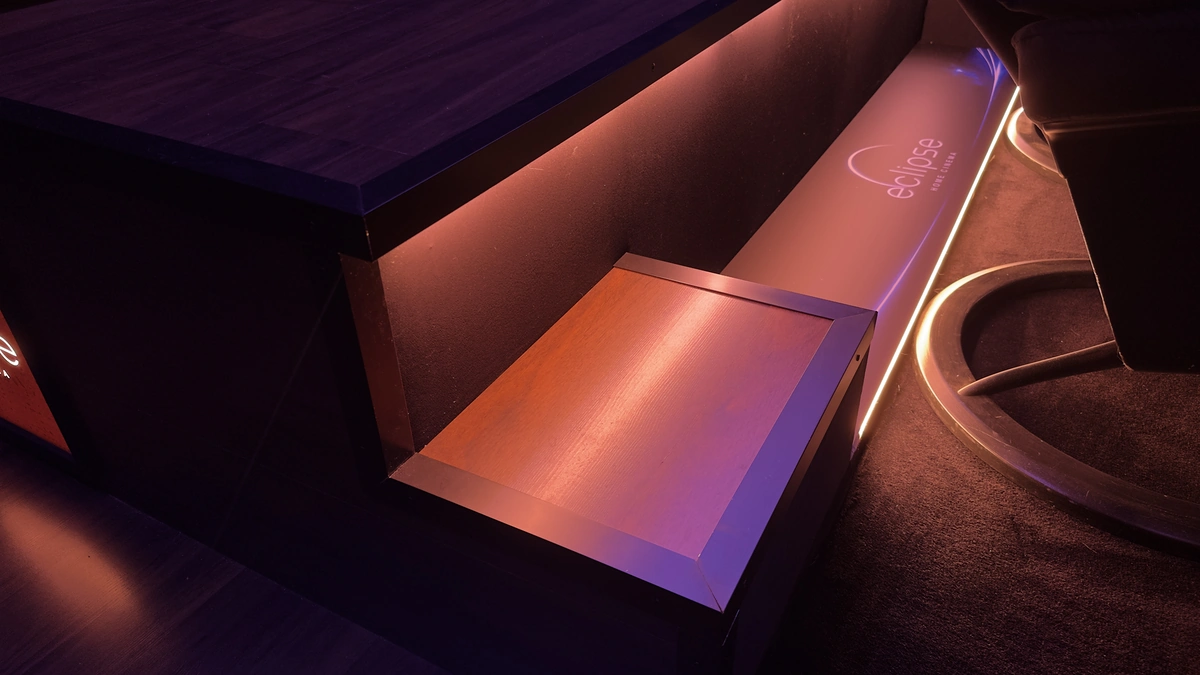 Podestdetail mit warmer Stufenbeleuchtung, Trittstufe und eclipse Signet