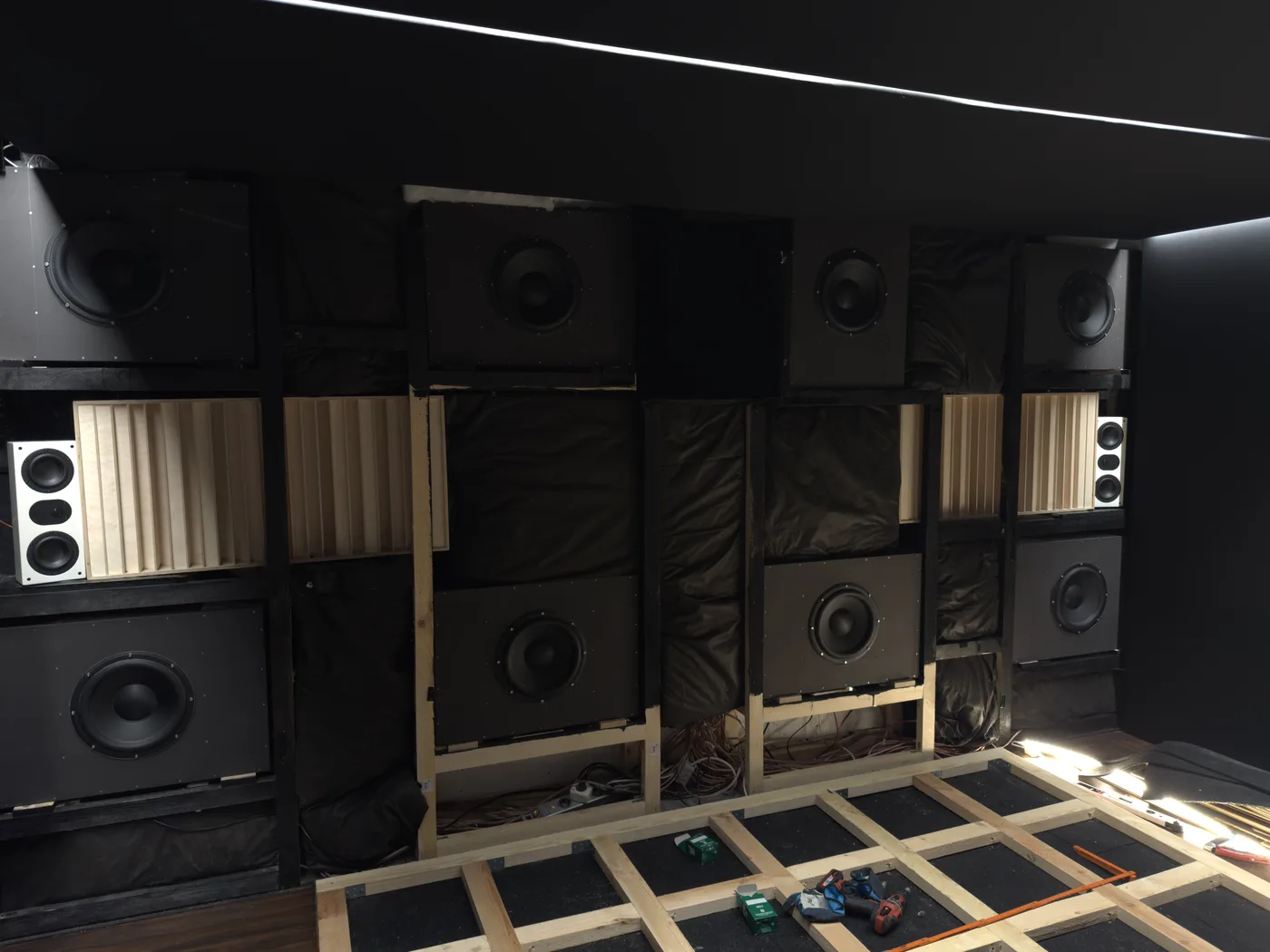 Offene Rückwand im Bau mit acht Subwoofern, Back-Surround-Lautsprechern und 1D-Diffusoren