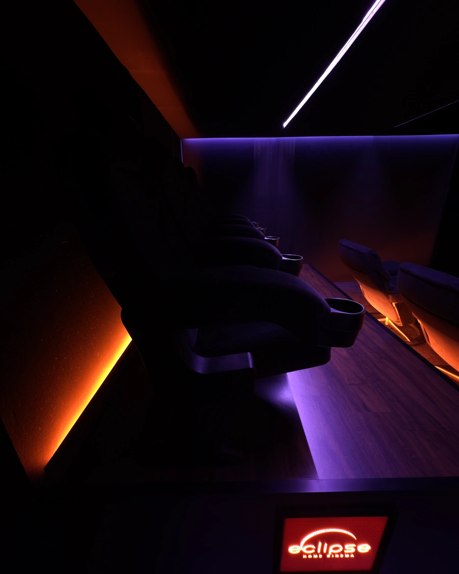 Seitliche Sitzreihe mit violettem Licht, Cupholdern und leuchtendem eclipse Signet