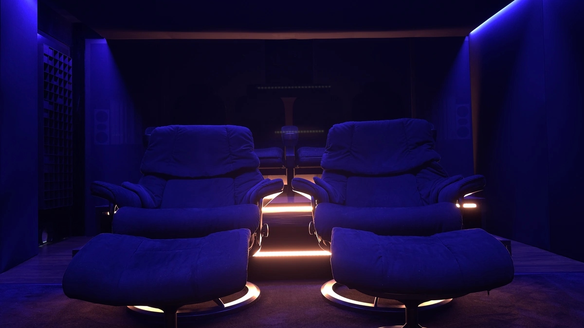 Vordere Lounge-Sessel mit hinterer Sitzreihe und blauer Lichtstimmung