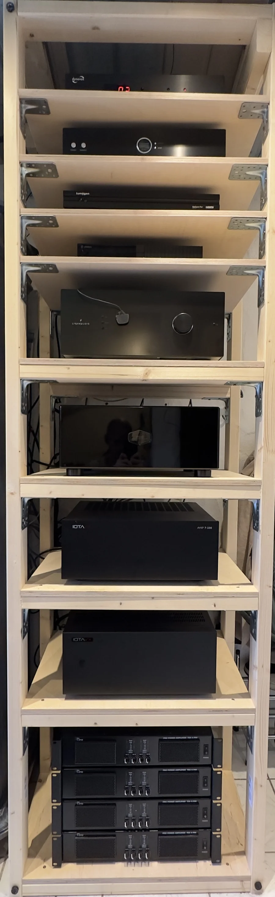Offenes Technik-Rack mit Netzfiltern, Videoprozessor, Vorstufe und Endstufen auf neun Ebenen
